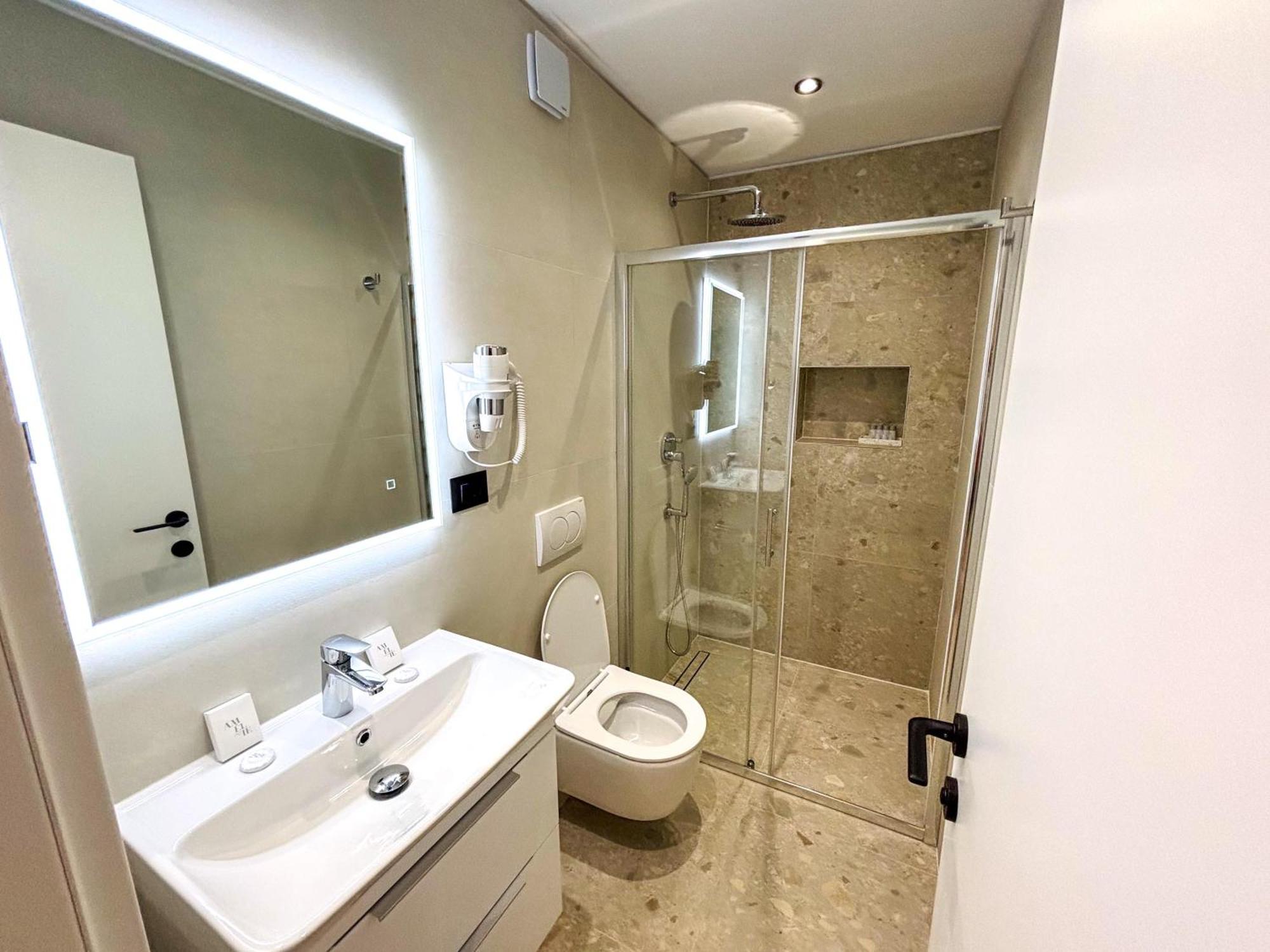 Marthinis Luxury Suites สปลิท ภายนอก รูปภาพ